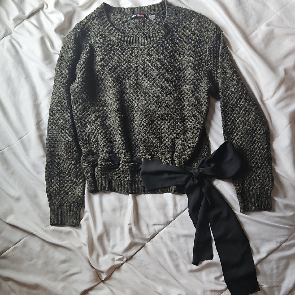 NWOT Sz SM Knit Sweater with Black Ribbon Accent